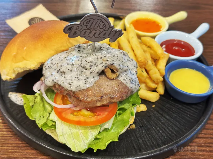 有吃過道地美式牛肉漢堡排都知道那厚實多汁，香濃的牛肉味跟一般漢堡就是不一樣!松露醬多但味道沒有燉飯那麼厚，同時享受松露牛肉的雙重美味，唯一的不習慣就是有點死鹹，美國肉排好像鹽都是撒免錢的XD~這個角度有沒有像一顆蛇的頭😂