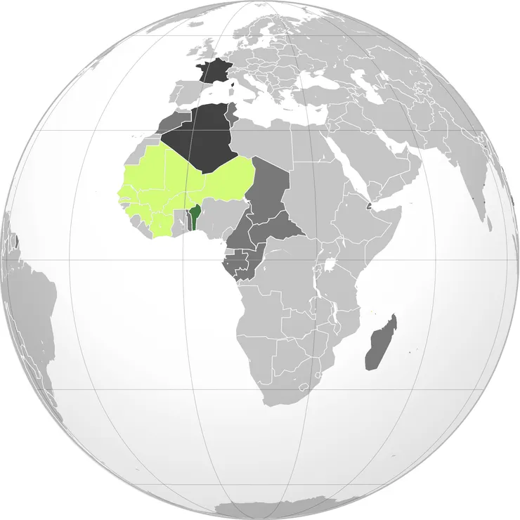 淺綠色為整個法屬西非；深綠色為法屬達荷美，也屬於法屬西非一部分。深灰色有法屬西北非、法屬赤道非洲及法屬馬達加斯加