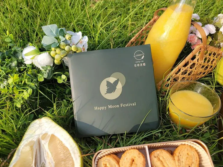 「日初芝稻」中秋限定【福蝶饌月禮盒】是我最愛的鐵盒包裝設計時尚簡約。