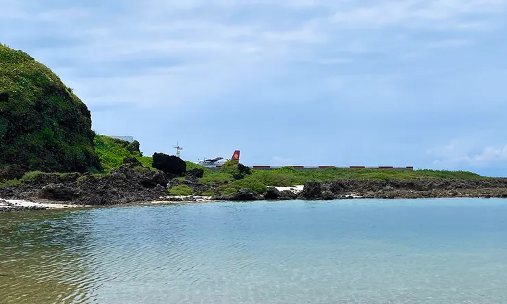 在綠島燈塔看飛機