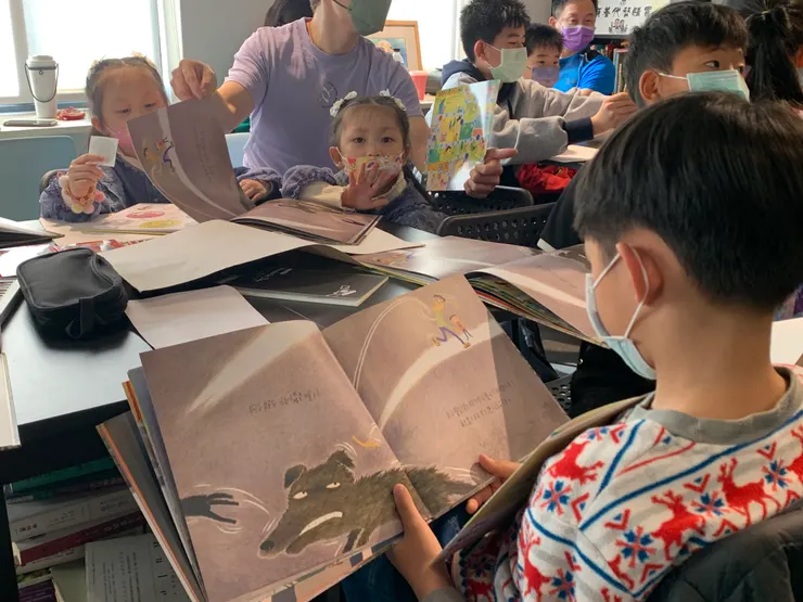 默默書店常舉辦生命教育講座，期盼將「愛」與「責任」的種子，種在每個孩子的內心深處。