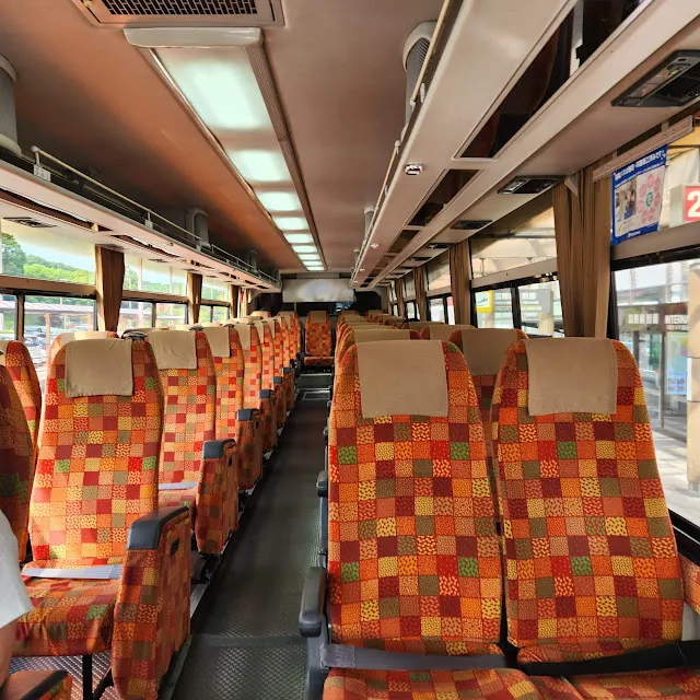 機車大巴內部，就是個普通的巴士內裝，但橘色很好的撤托了晴天之國