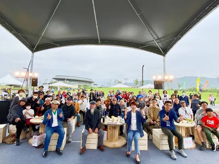 新北市美術館戶外園區開幕，邀請參與公共藝術的藝術家們齊聚。