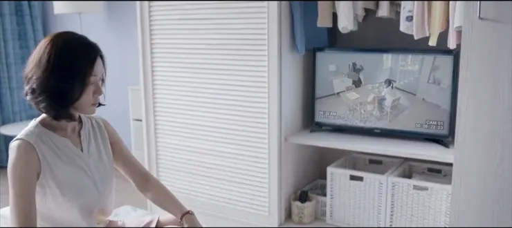 林媽媽用監視器窺視兩姊妹的一舉一動 (《你的孩子不是你的孩子 - 茉莉的最後一天》)