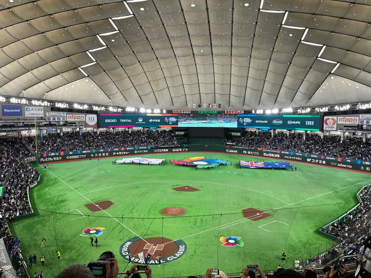 賽前唱國歌，大家唱得很大聲，大概是因為在國外、才會認真唱國旗歌。