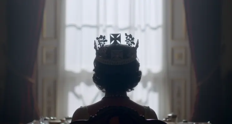 背影裡，是孤獨的重量。王冠映出她肩上的責任。