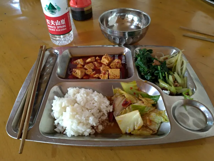 車程中間停靠休息站提供的飯菜