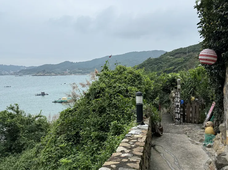 到了入口須按門鈴等人接應，付完門票後才能入場