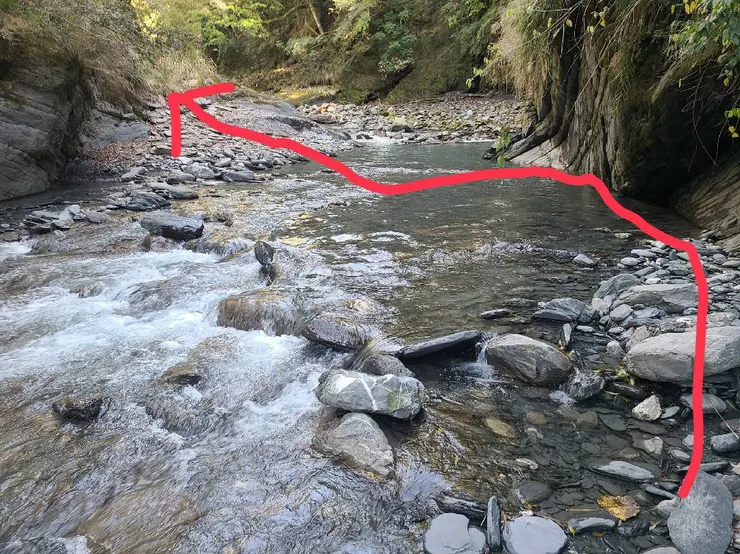 過溪,之後的路在左方大石後方,有黃布條