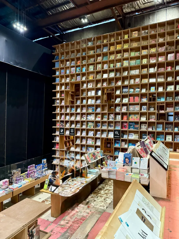 舊電影院改造成迷宮書店