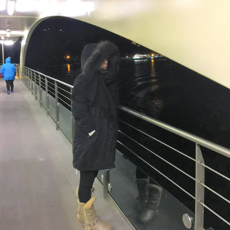 看女王這身包的如此密實，就知道這湖風有多寒冷了