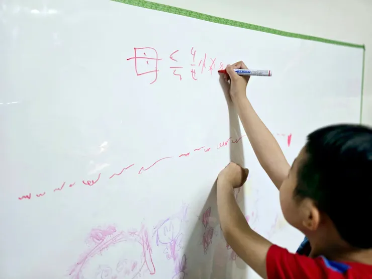 體驗愛塗鴉寶貝看過來!可自由裁切、牆壁、木板隨處可黏、白板