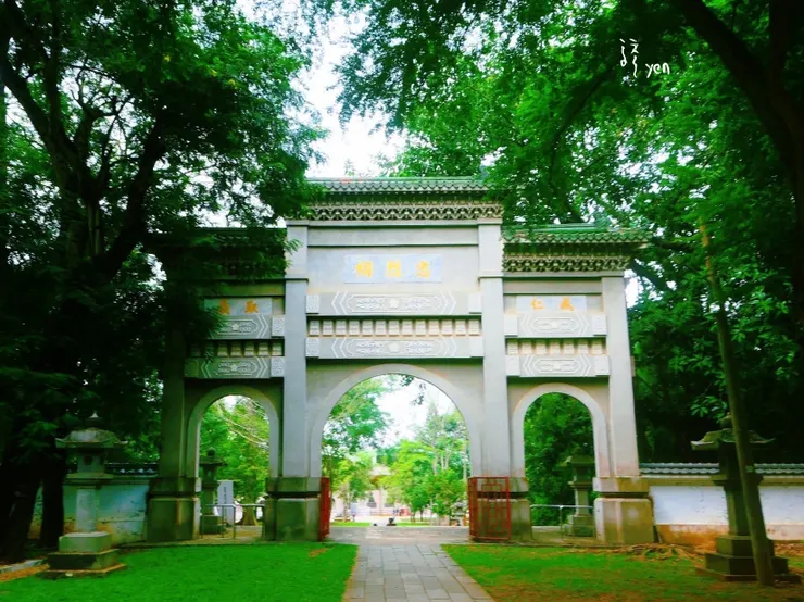 不知是否過去曾為鳥居的牌坊