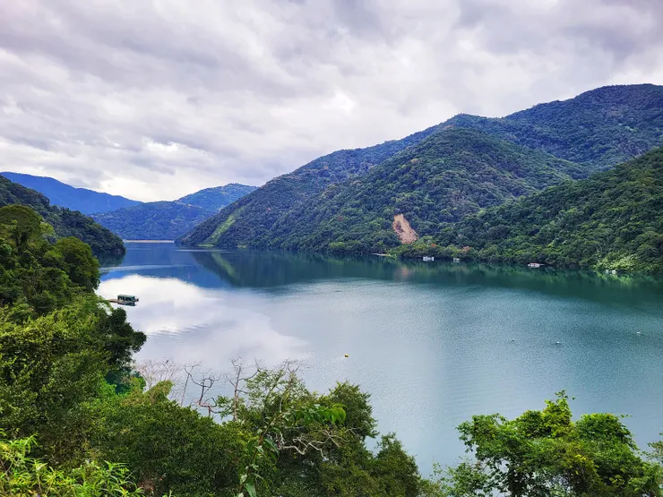 一路山明水秀，鳥語花香，騎著單車，清風徐徐吹來，陽光灑下林間，與北部陰雨的天氣宛如二個不同世界