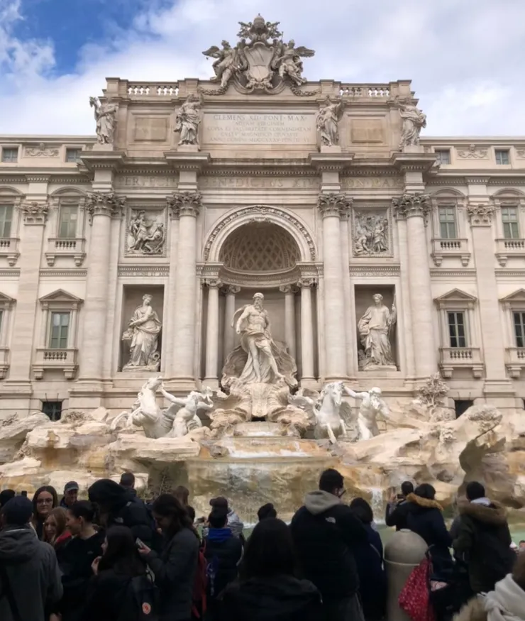 噴泉雕像還有滿山滿谷的人