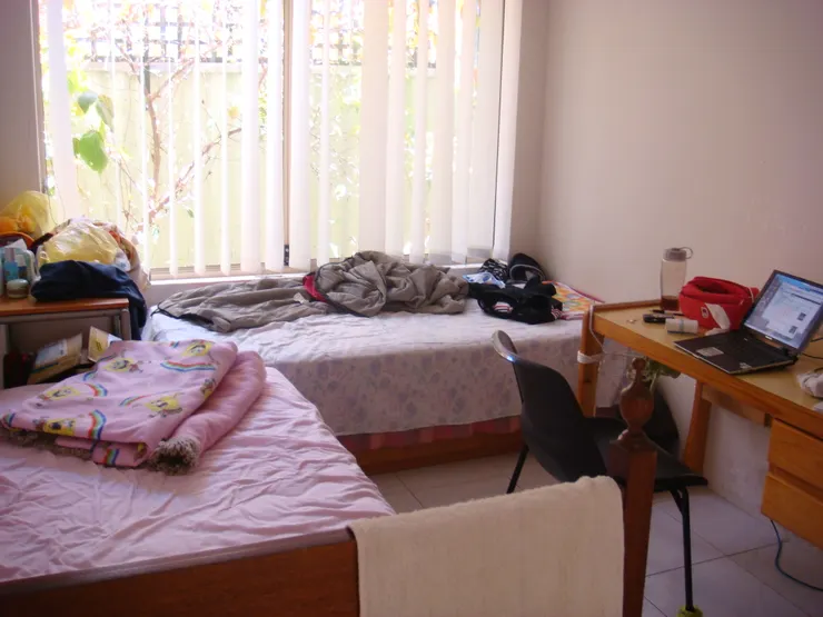 我跟Gina當初住的房間(加床完畢)，對背包客來說，很滿足、太舒服了。