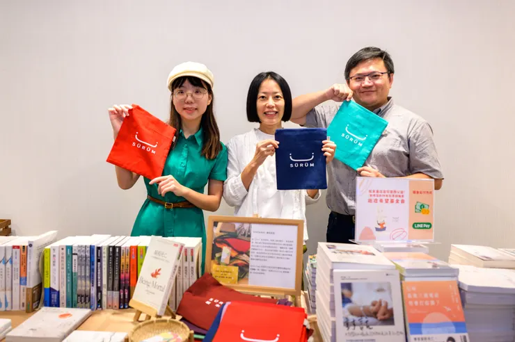 左邊為兔兔店長，右邊為謝醫師的先生林祐丞醫師 攝影｜李明宜