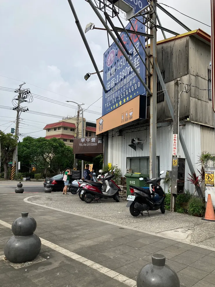 豐原總店在十字路口轉角處