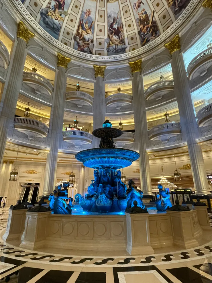 澳門巴黎人酒店，接客大廳的華麗水池。