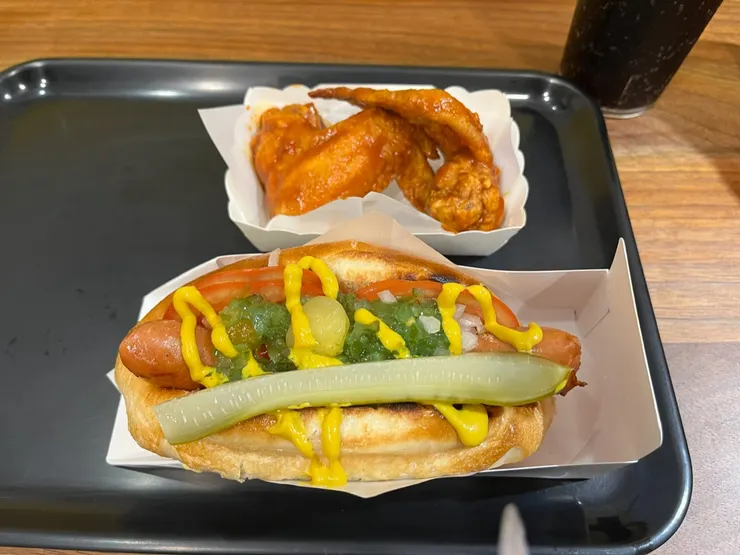 芝加哥熱狗、水牛城辣雞翅。