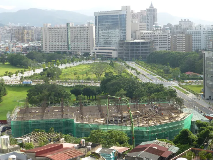 圖示：新北板橋的台北遠東通訊園區土地剛開發時，新北市圖書館新總館就在園區內動工建設。圖片來源為張居隱：https://www.shutterstock.com/zh-Hant/image-photo/1768455458