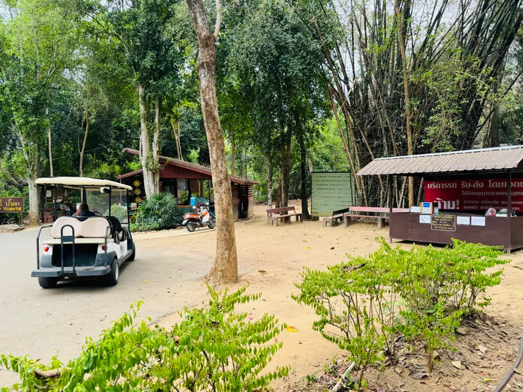 付費搭高爾夫球車到第一層瀑布前