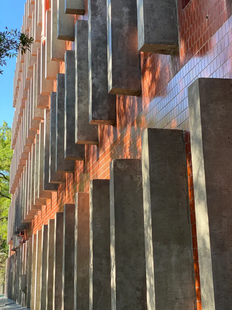 垂直的律動線條，帶有王大閎的火箭升空想像