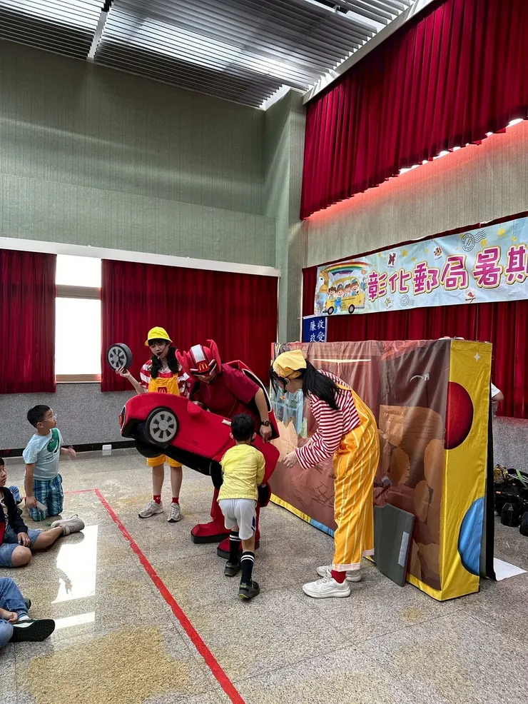 讓孩子參與紅色跑車的修復。