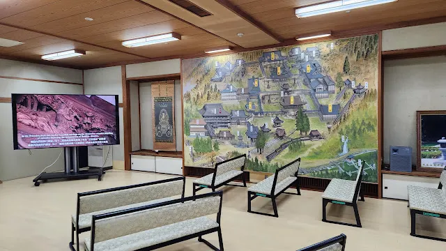 內部參觀的入口會有永平寺案內圖和電視播放著永平寺介紹影片