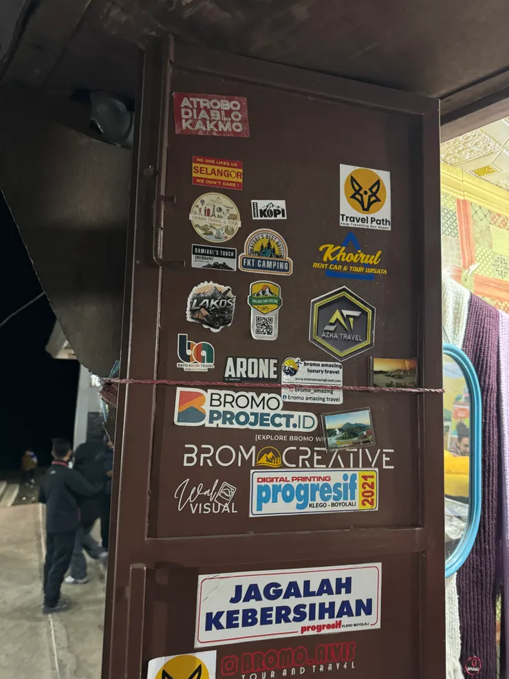 牆上貼滿這些貼紙，比較吸引我的目光~