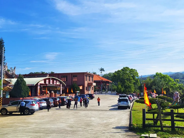 用完餐驅車來到位於頭屋鄉的曲洞宮挑選輕鬆好走的墨硯古道走春