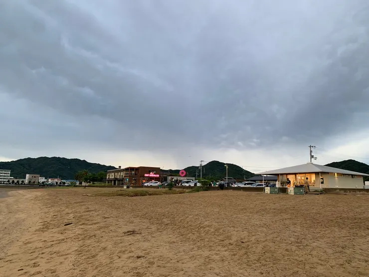 從海灘拍停車場方向。