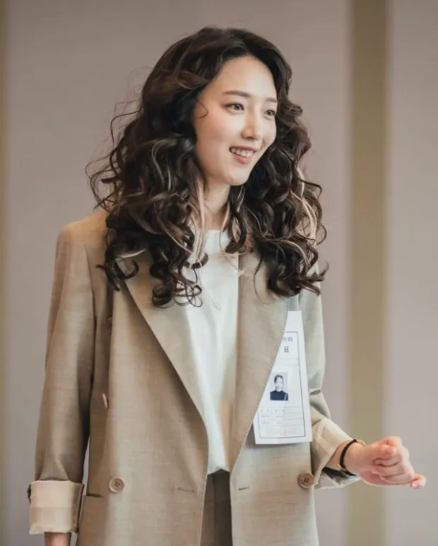 李恩梧在那場失敗的面試時，所遇見的「尹善雅」活潑、外向，與自己恰恰相反。