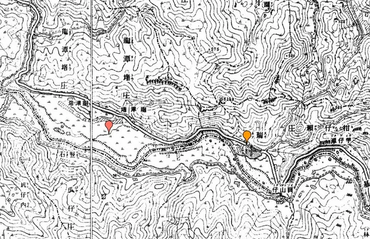 瑞芳車站的位置在紅色圖釘點上，但在臺灣堡圖上可見當時的市街其實位在今日的柑坪地區