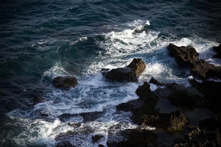 光與水交錯，海浪畫出自己的線條。