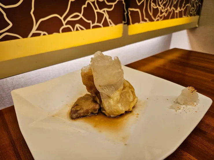 這道是宜蘭著名小吃「糕渣」,外表炸得金黃酥脆,一口咬下,裏頭熱騰騰的軟嫩有著鮮甜的清香,一旁的炸芋頭鬆軟酥脆,頗有畫龍點睛之妙,相當可口又特別的一道小點。筆者上網科普後發現這是一道製作相當不易的料理,除了個頭不小之外,還有著師傅滿滿的用心包裹在裏頭!