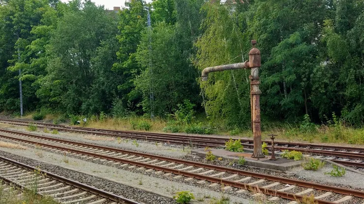 鐵路給水設施（Wasserkran），過去是作為為蒸汽機車鍋爐的補充水源，現在則是作為軌道清潔和養護、消防安全等用水。