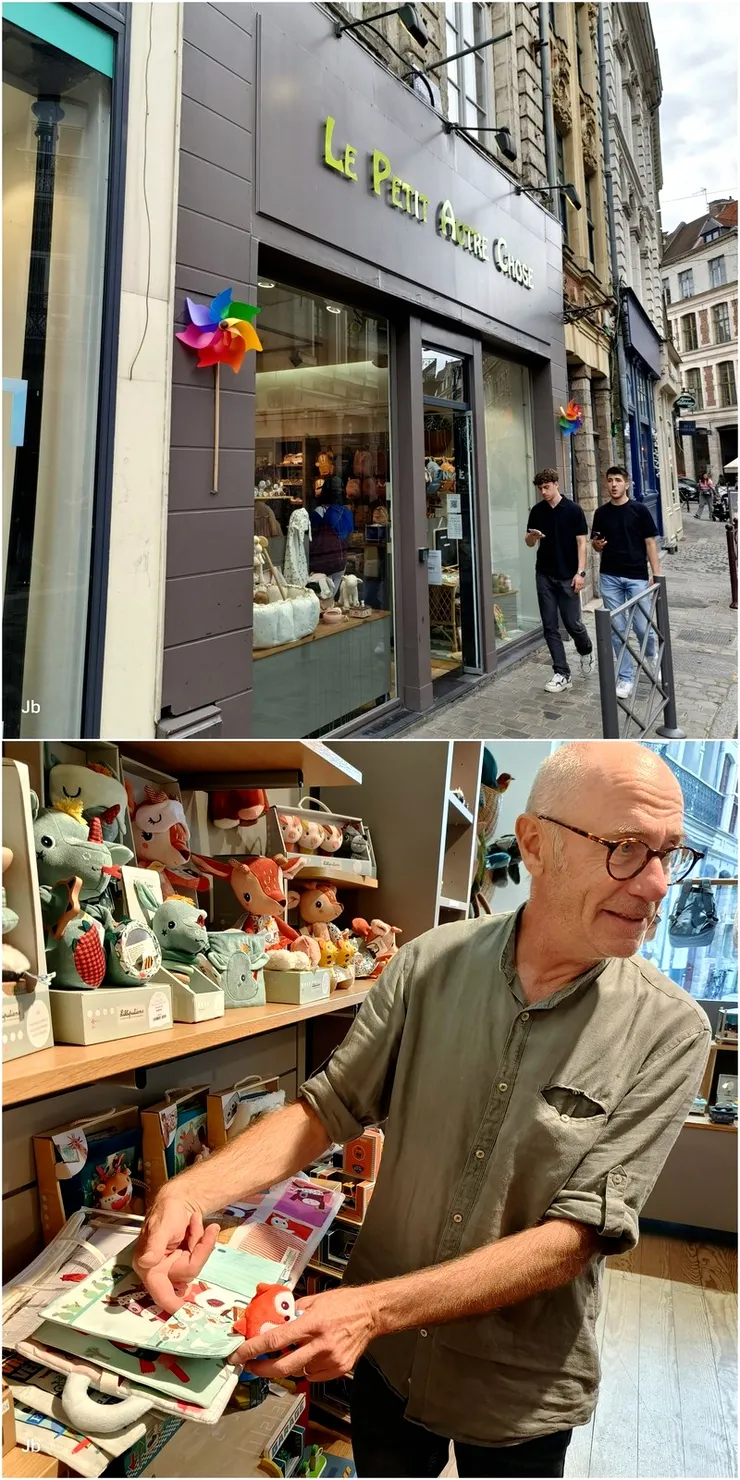 【老城區建築典雅商號應有盡有，侄女品味高帶訪店家俱為上選！Le Petit Autre Chose童裝童玩店，下圖這位專業的老板熱心地示範布書使用法，老婆立刻決定買給萬萬。】