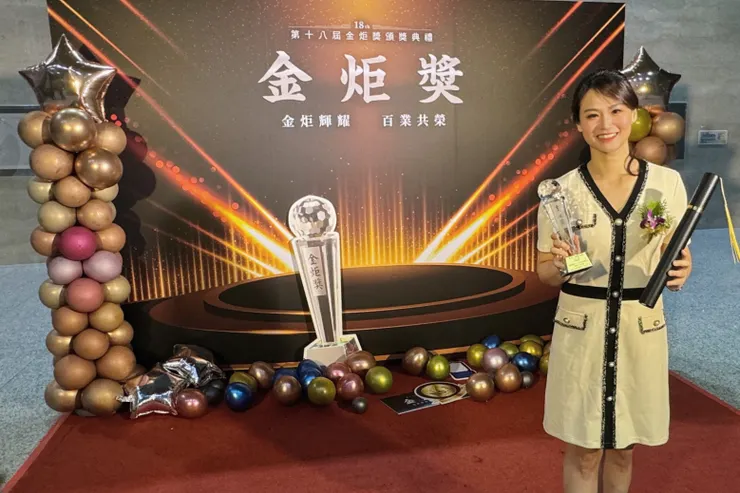 圖說：焦糖楓榮獲金炬獎年度十大績優企業與年度十大績優經理人雙料殊榮，由焦糖楓執行長陳妍霖領獎。（資料來源：焦糖楓）