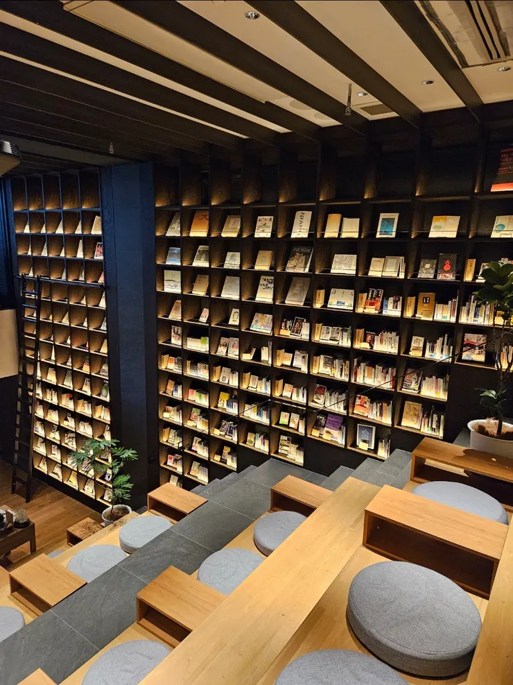 旅館有整面的文青書牆