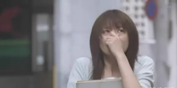 妹妹薰因上大學要搬出去住，離開哥哥家時捏鼻子而哭