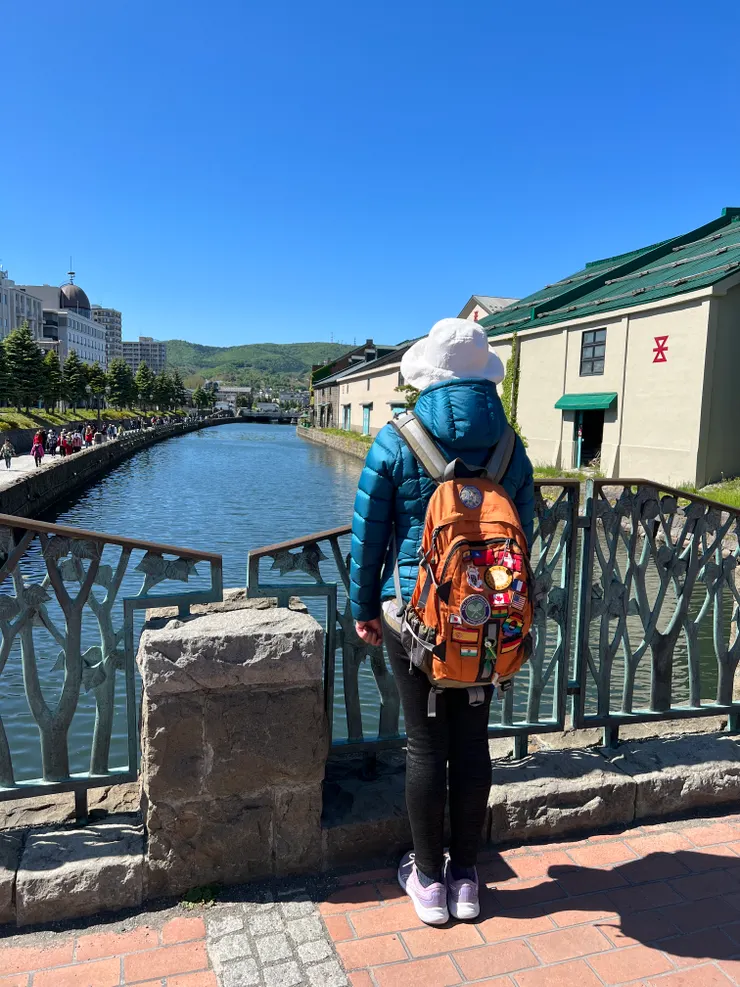 喬安納的背影，穿這樣大概知道有多冷了 XD