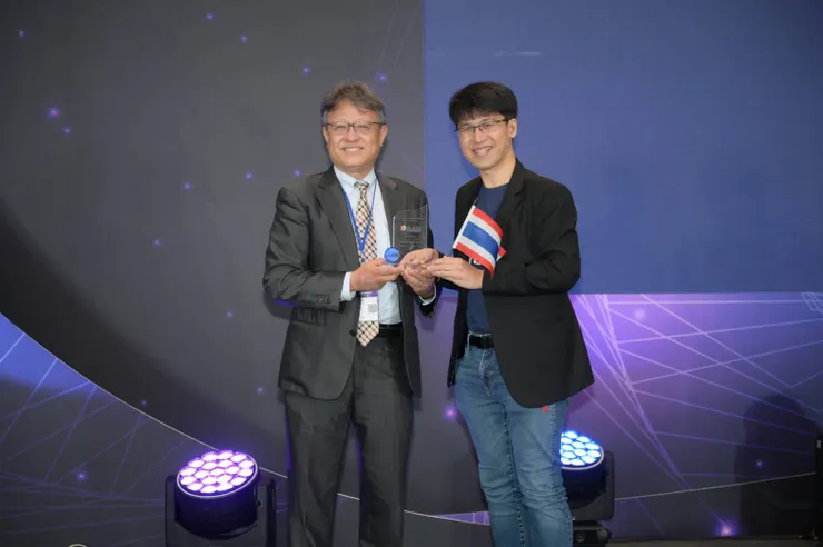 圖左至右 AAN亞太加速器協會 黃經堯理事長 及 AAN Award得主泰國新創ViaBus