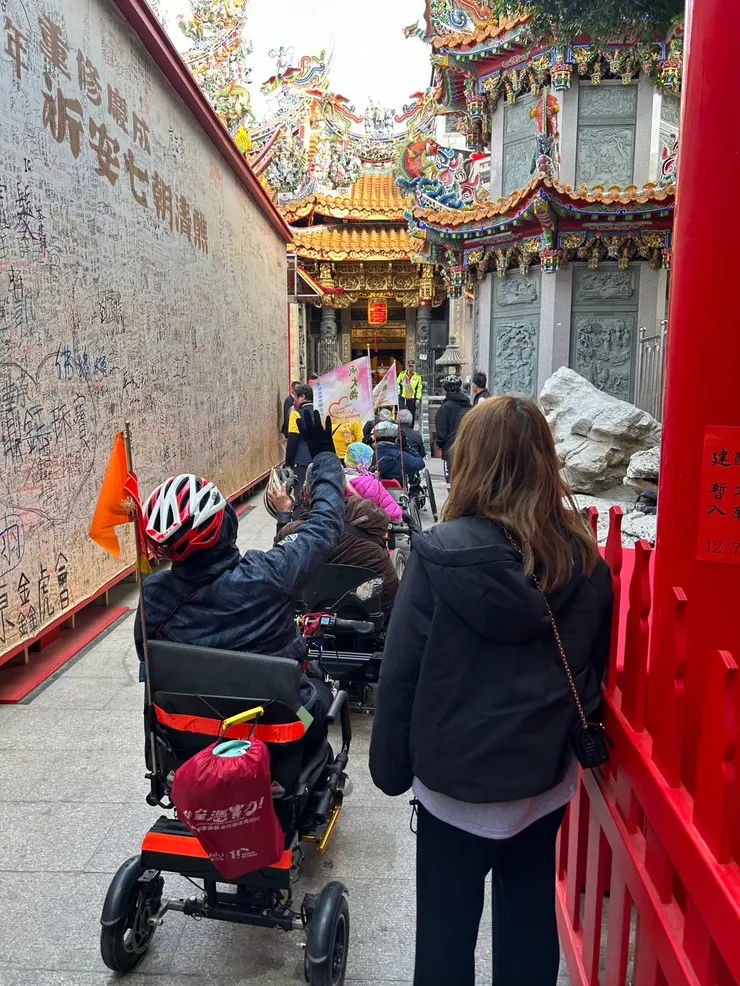 建醮期間廟裡都用紅籠圍著，廟方特別允許我們進入參觀