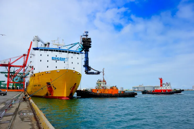 【海吊船如期抵達這過程難得一遇,看你順利離港心中大石總算落地!順利將5號卸煤機運至鄰近的31號碼頭準備拆解,JB趕到時船已靠好,助泊的拖船正要離開。】