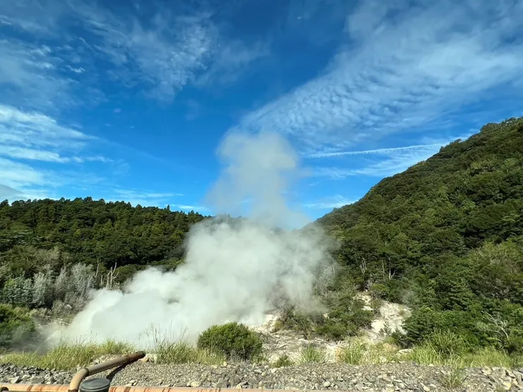前往的路上硫磺氣體形成蒸氣裂口