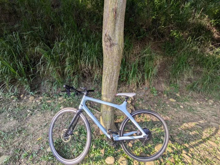 藍色公路上遇到破胎一邊打氣一邊騎