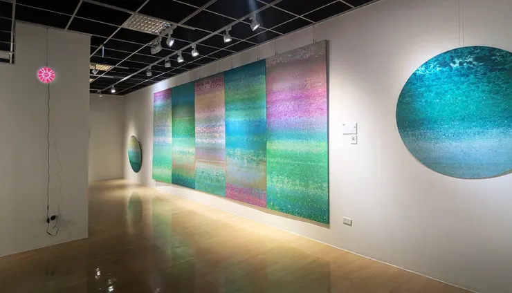 積吶虹光，〈「虹」園〉，壓克力顏料。