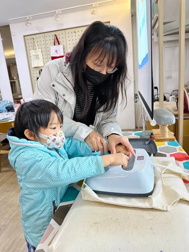 這是熨燙的機器，不同於熨斗但一樣是高溫。〔2024冬令營〕