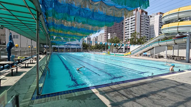 《2026 暮春》重回戶外泳池。